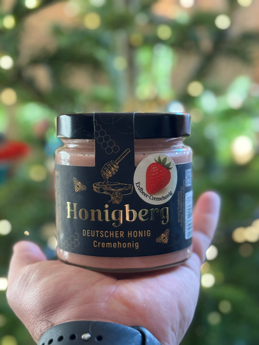 Cremiger Honig mit Erdbeeren