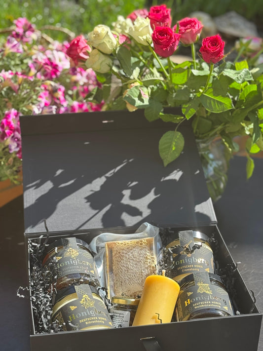 Geschenkbox: Honig (4×500g),Wabenhonig, Bienenwachskerze